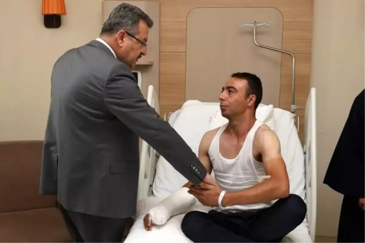 Emniyet Müdürü Kadir Yırtar, Yaralanan Bekçi Mustafa Şahin'i Ziyaret Etti