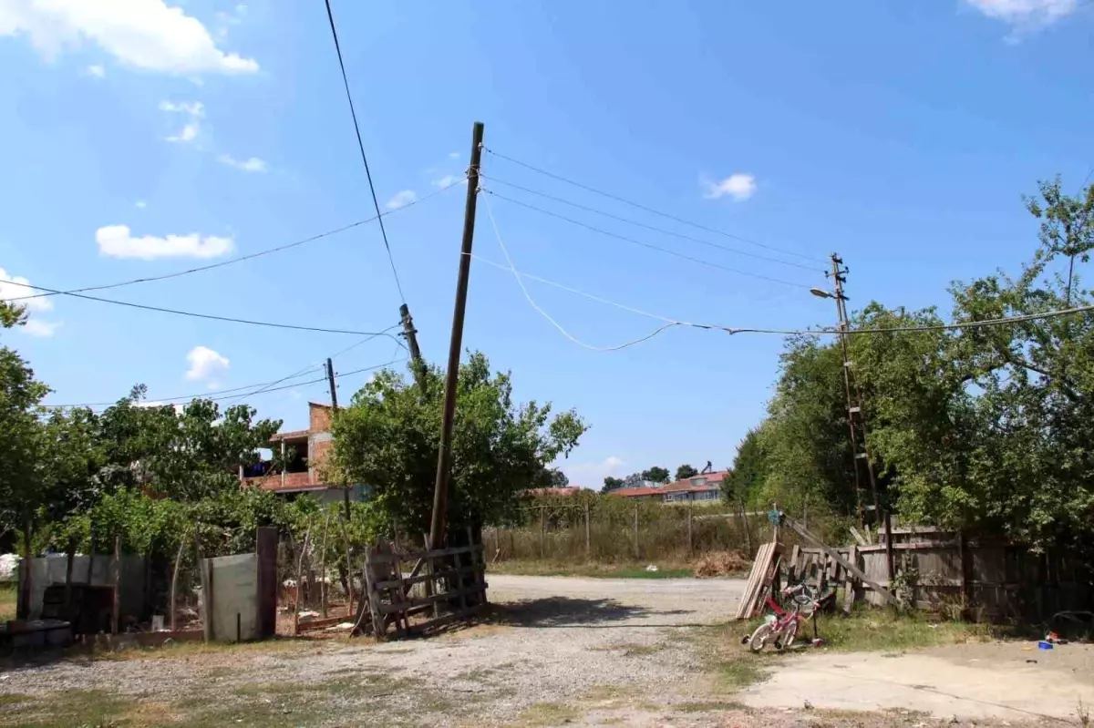 Samsun'da Eğik Elektrik Direği Mahalleliyi Tedirgin Ediyor