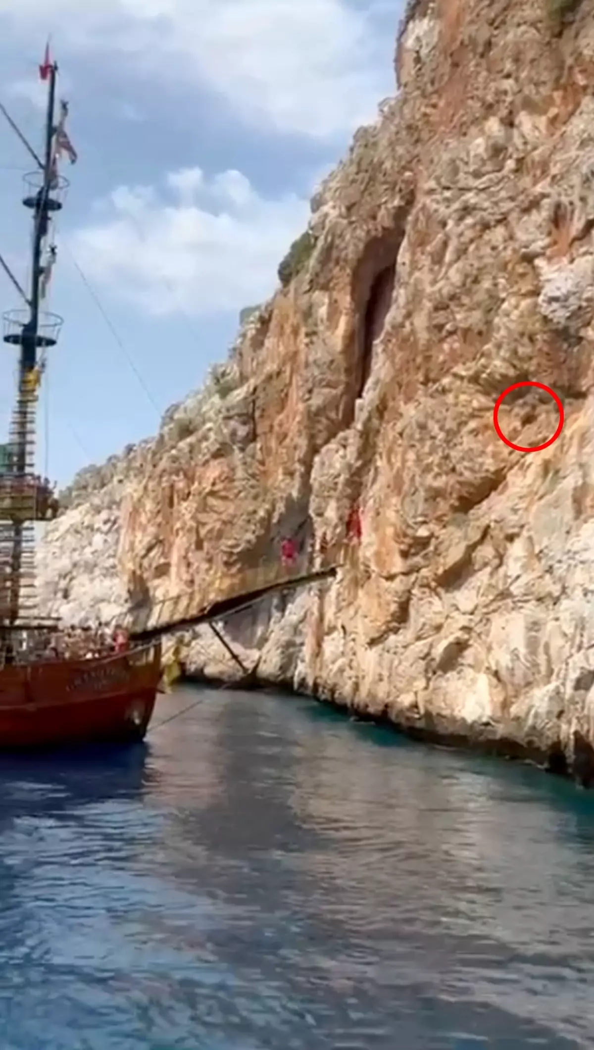 Alanya'da Mahsur Kalan Keçi, Tur Teknesi Çalışanları Tarafından Kurtarıldı