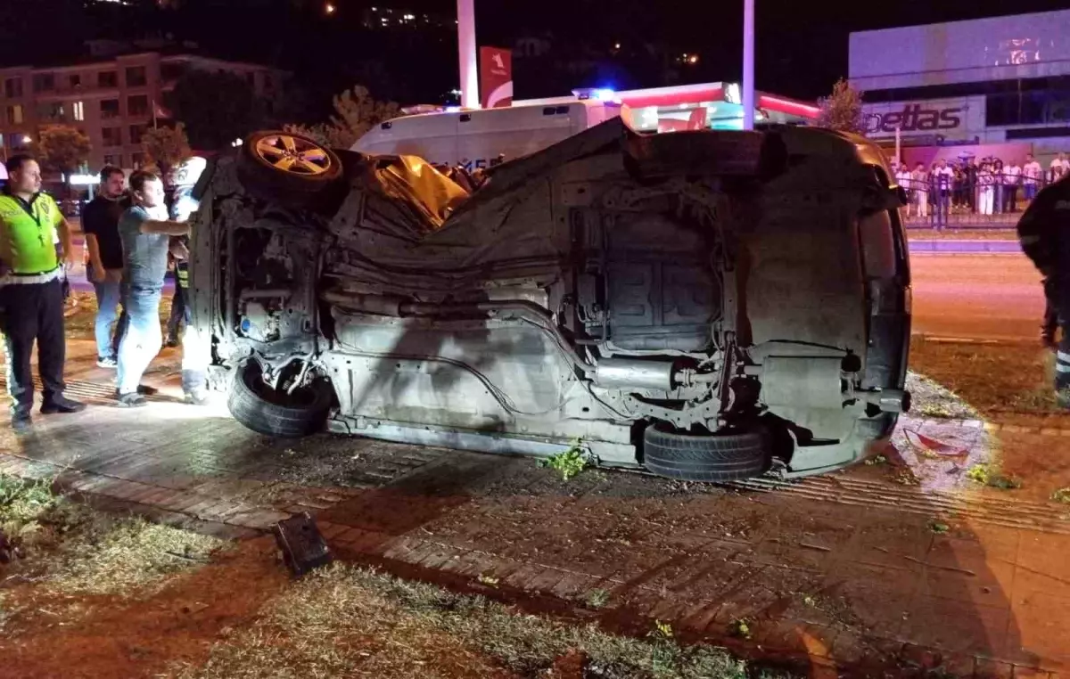 Amasya'da Kontrolden Çıkan Araç Ağaçla Çarpıp Takla Attı