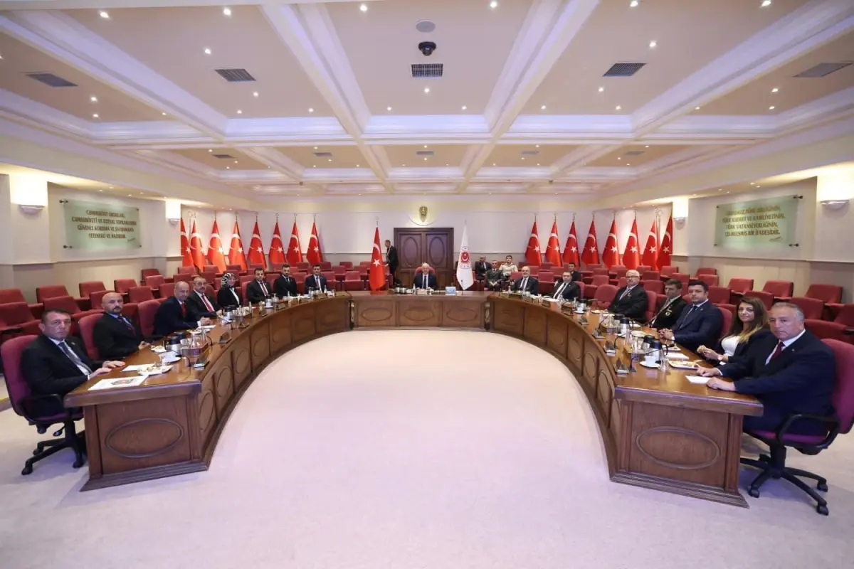 Milli Savunma Bakanı Yaşar Güler, Harp Malulü Gaziler Derneği Başkanı ile Görüştü