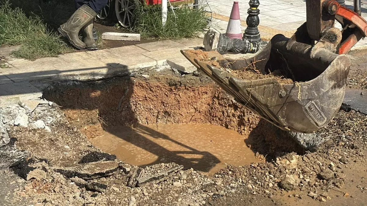 Bodrum'da Su İsale Hattı Patladı, Deniz Kahverengiye Döndü