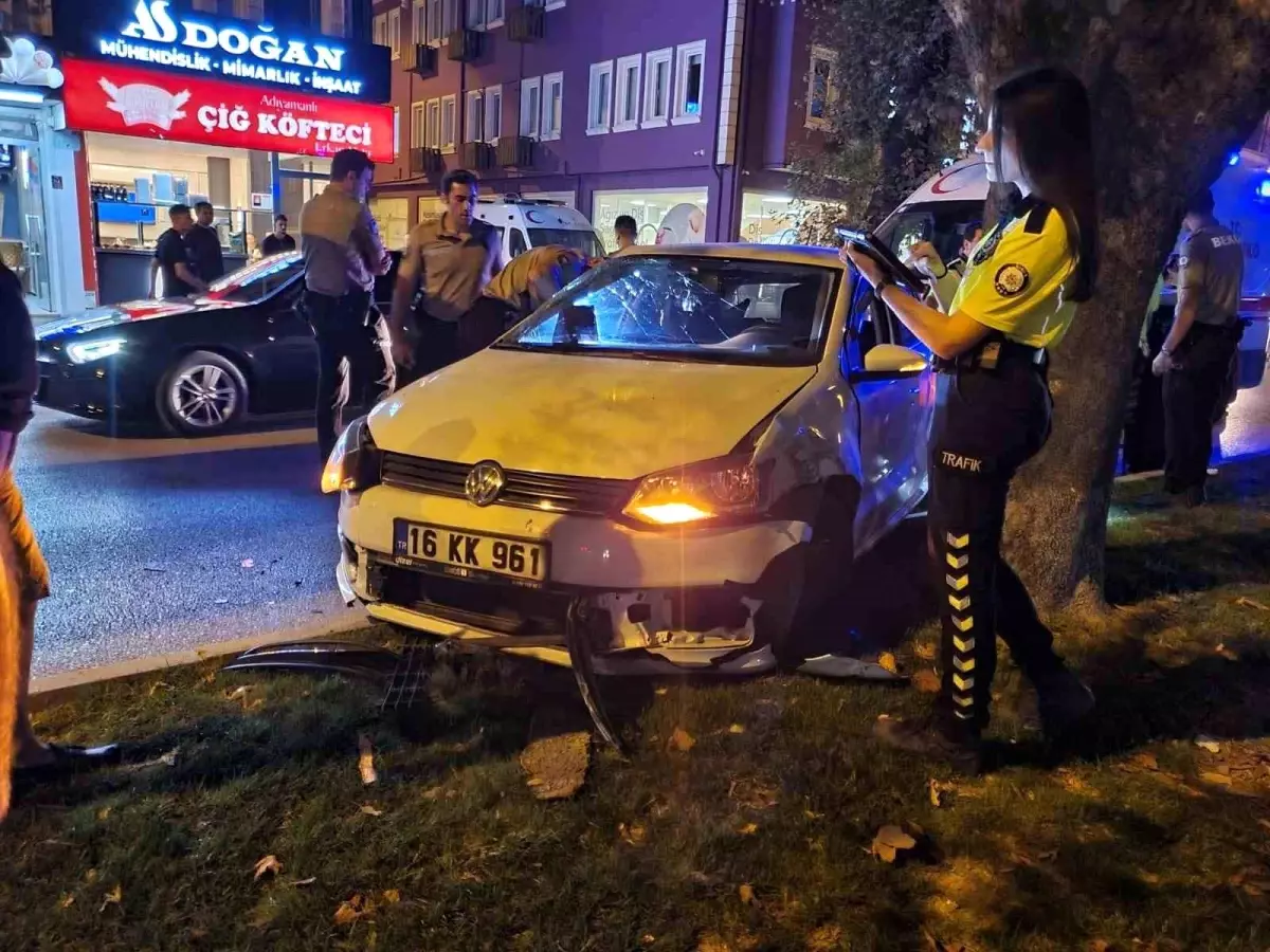 Bursa'da Trafik Kazası: Kontrolden Çıkan Otomobil Kamyonete Çarptı