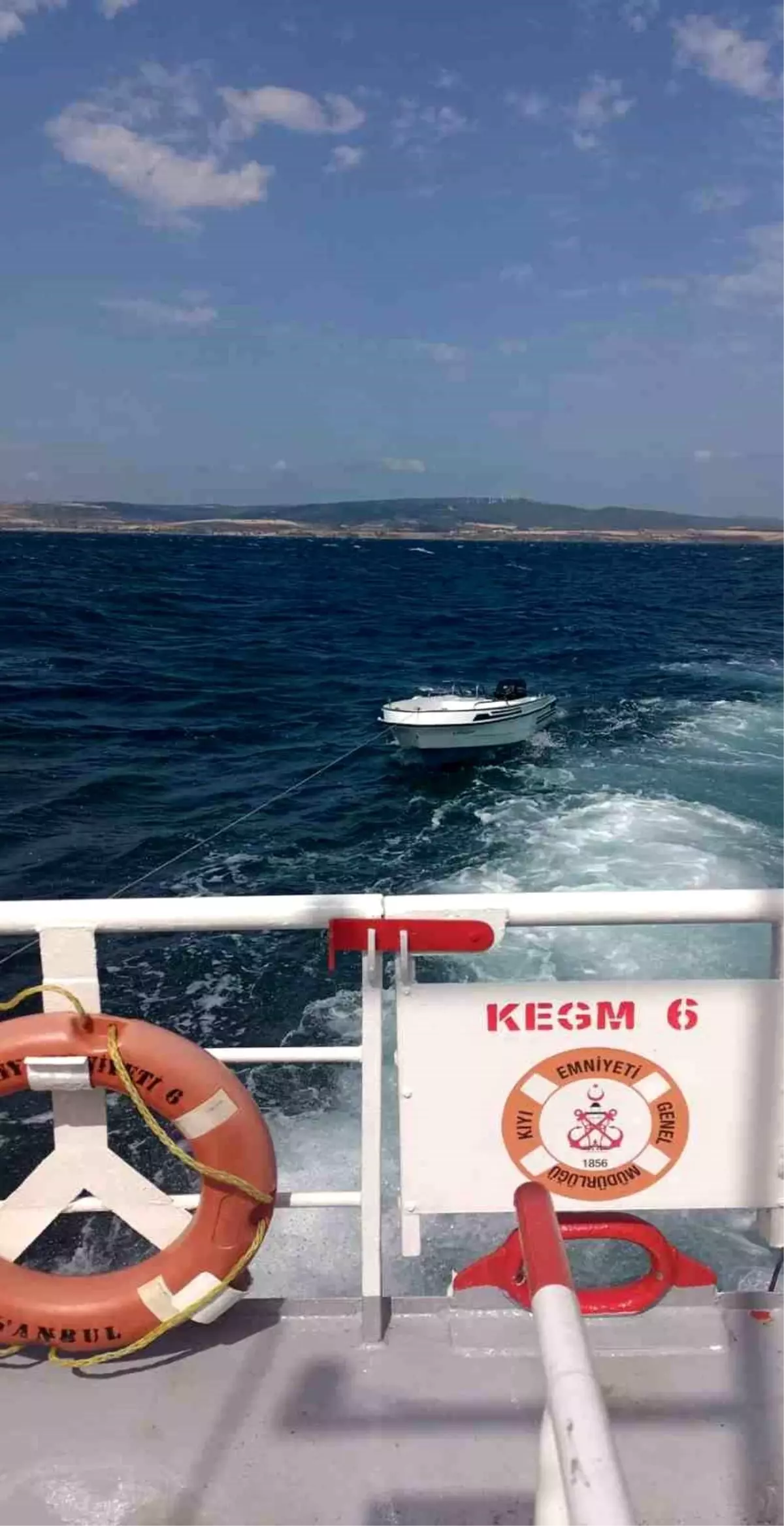 Çanakkale Boğazı'nda Başıboş Tekne Kurtarıldı
