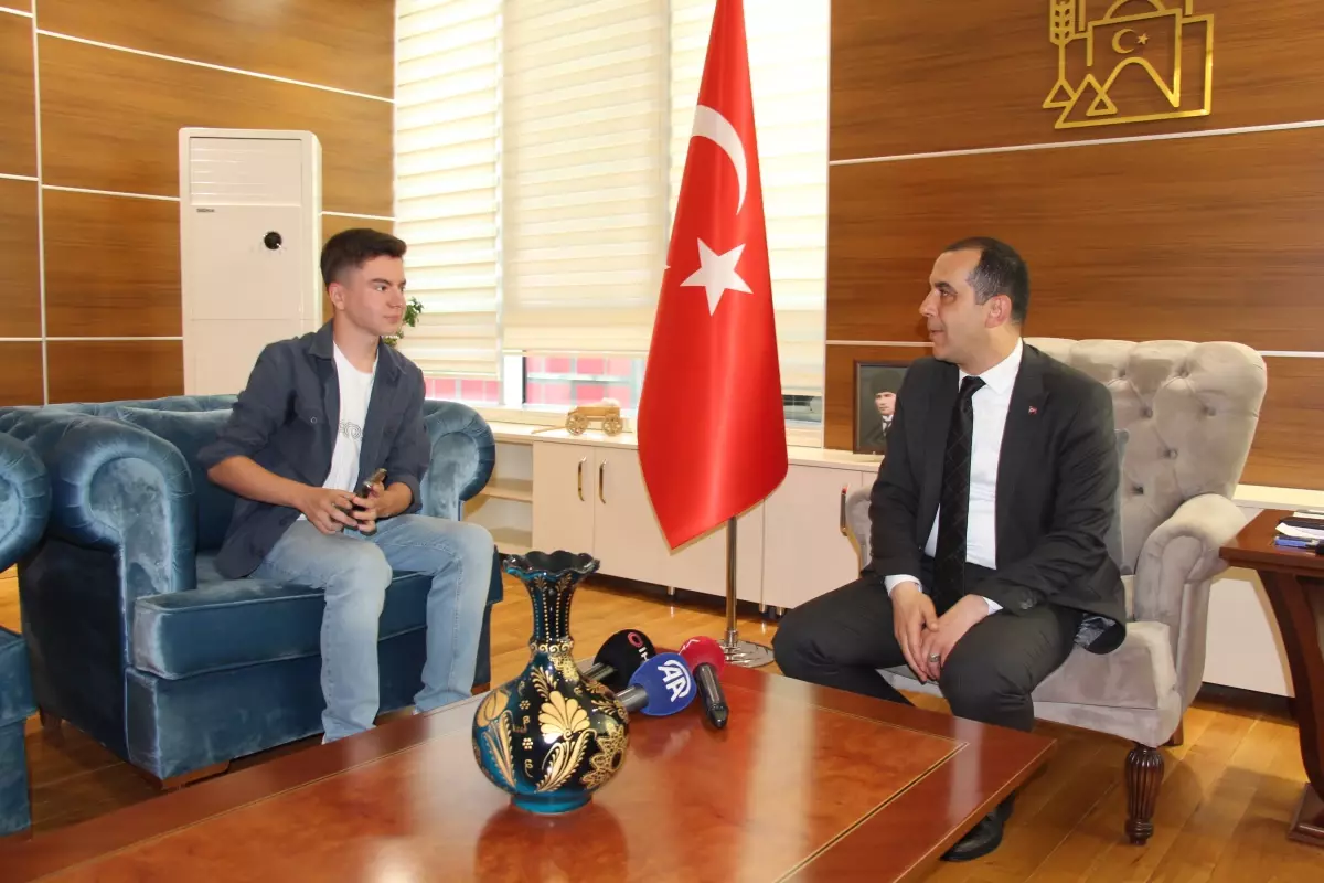 Çankırı'da Bayrağı Düzelten Genç, Validen Teşekkür ve Hediyeler Aldı