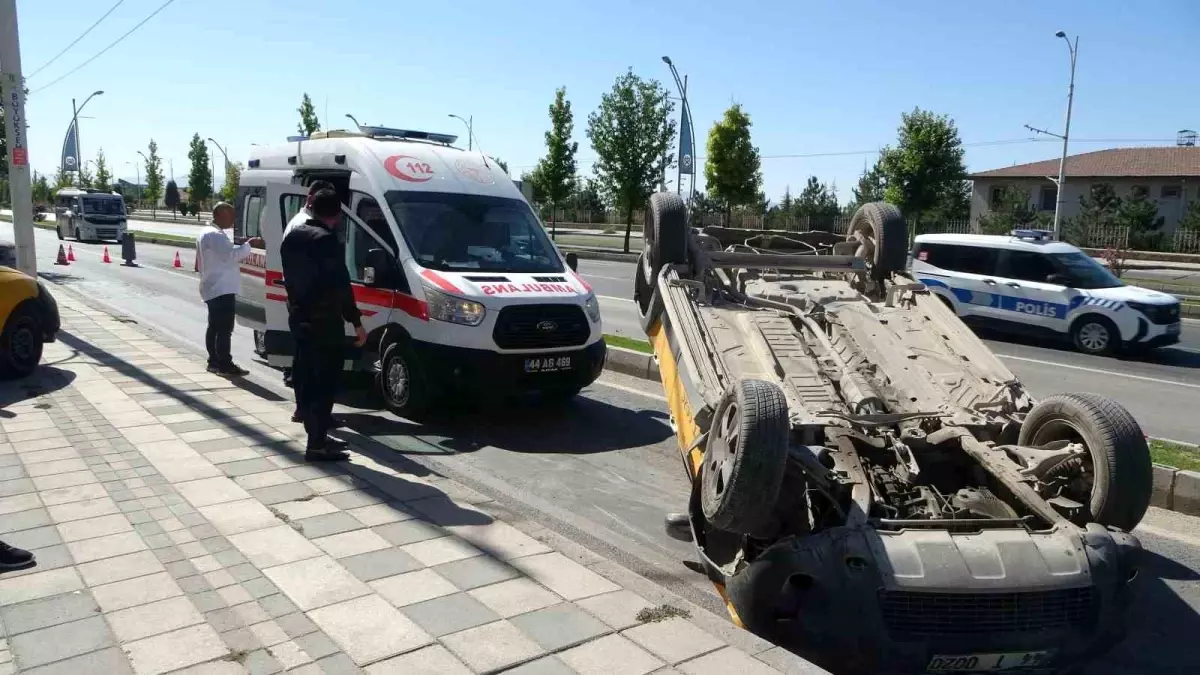 Malatya'da Ticari Taksi Devrildi: 1 Yaralı