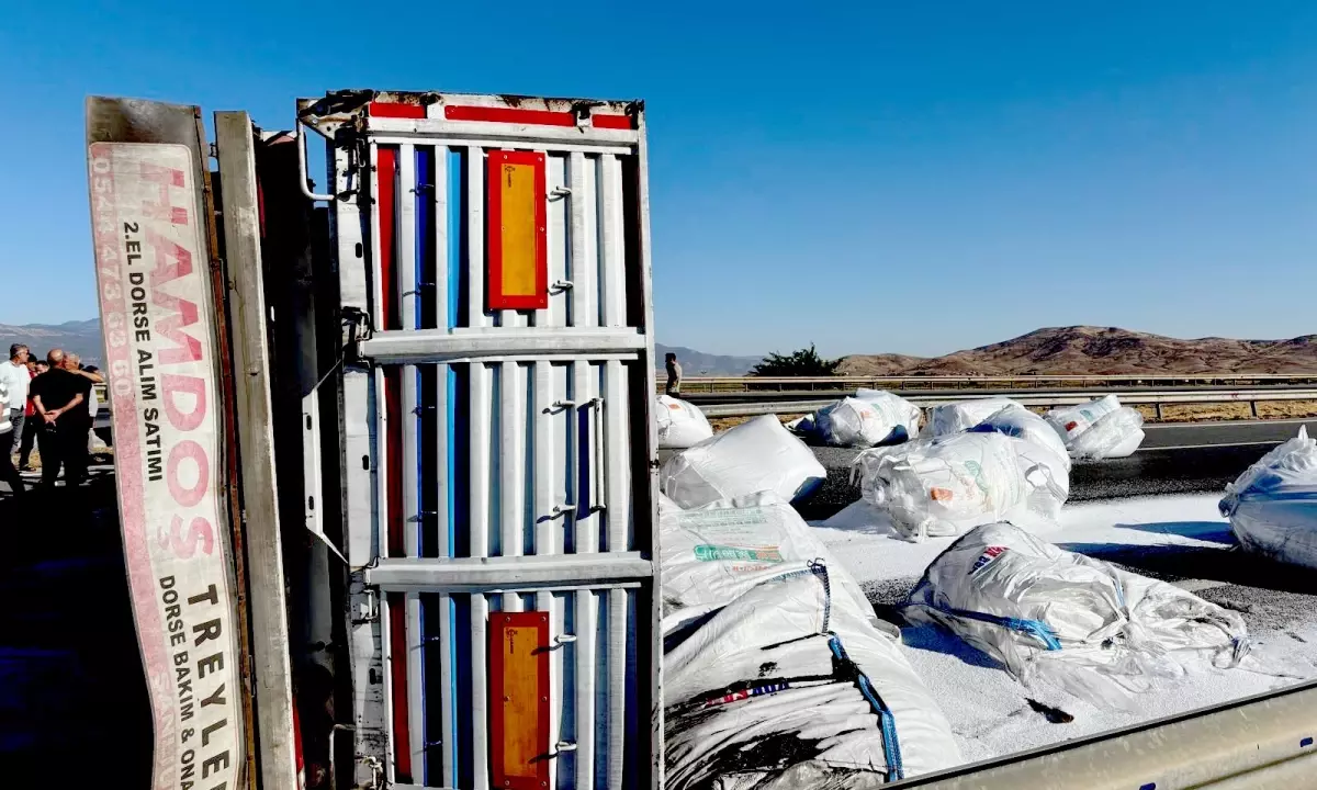 Gaziantep'te Devrilen TIR Ulaşıma Kapatıldı