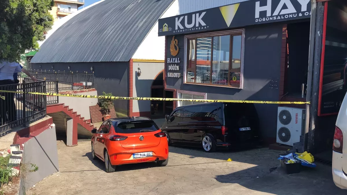 Rize'de Düğün Salonunda Kiracı ile Mal Sahibi Arasında Silahlı Kavga: 4 Yaralı