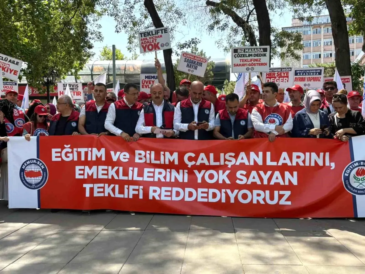 Eğitimciler Eylemde: Toplu Sözleşme Teklifine Tepki