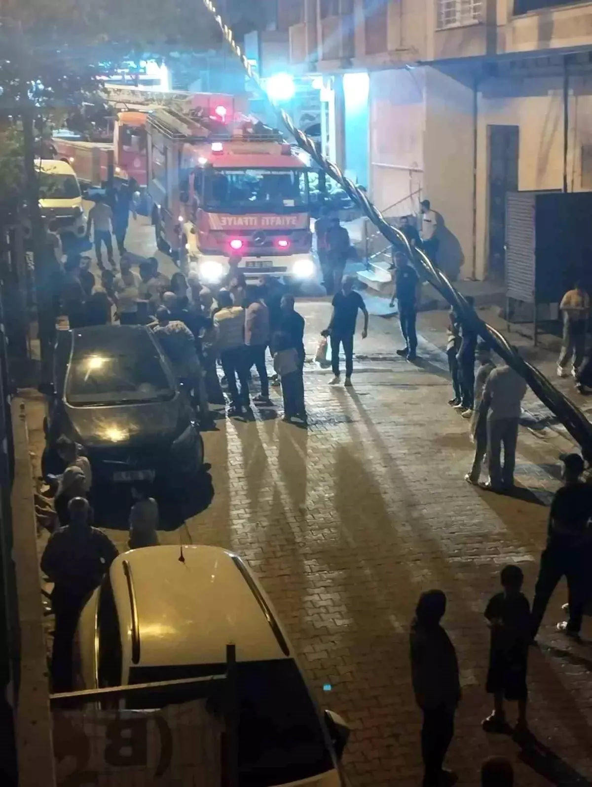 Esenyurt'ta Yangın Çıkarmaya Çalışan Adam Kendini Yaktı