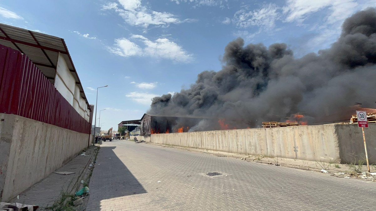 Eskişehir'de Fabrika Yangını, 2 Fabrikaya Sıçradı