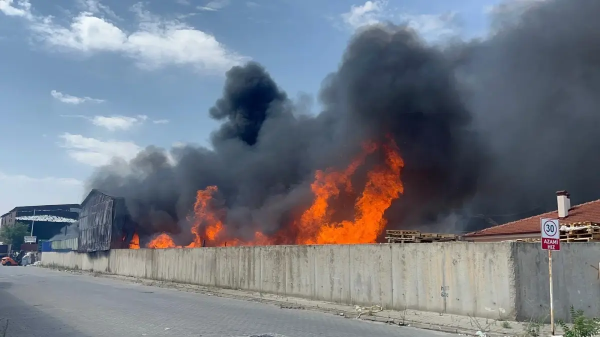 Eskişehir'de fabrikada çıkan yangın, 2 fabrikaya daha sıçradı