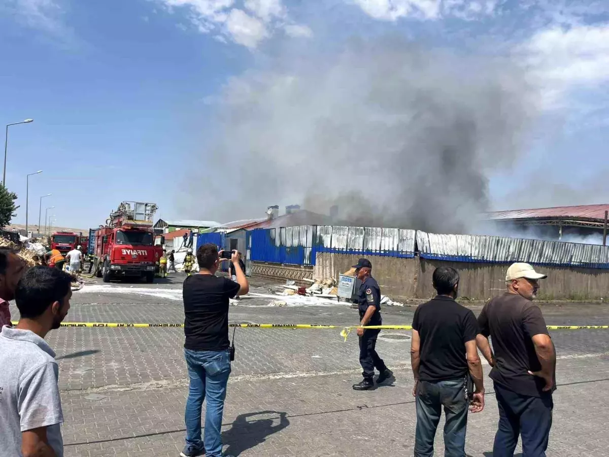 Eskişehir'de Geri Dönüşüm Deposunda Yangın: Ekipler Müdahale Etti