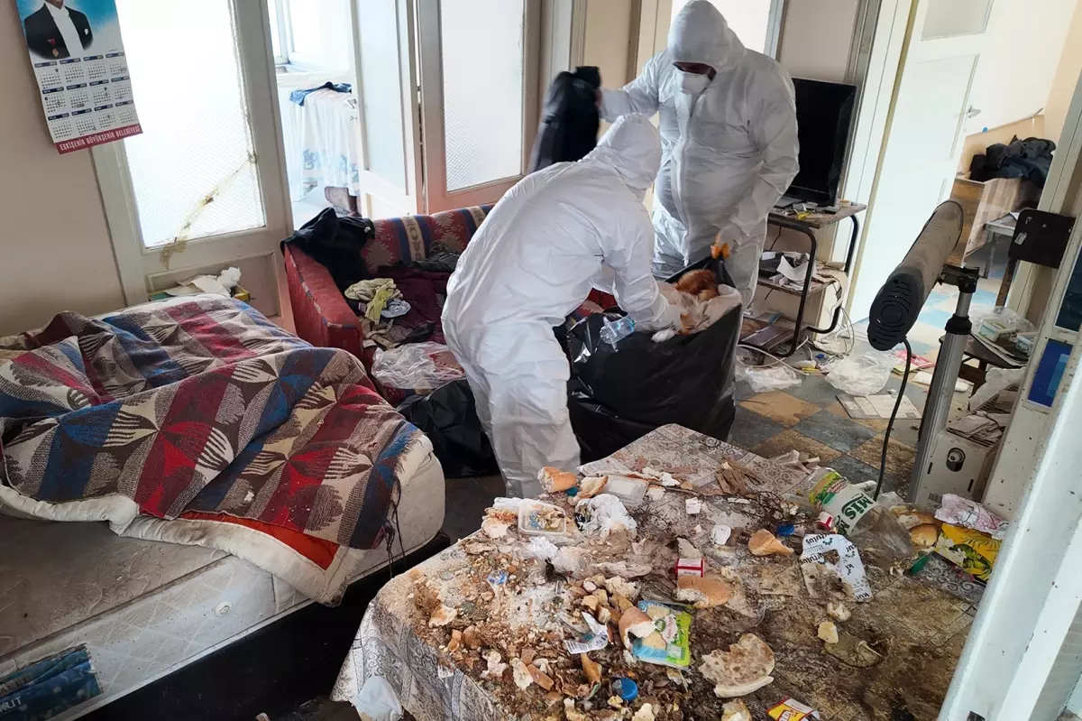 Tepebaşı'nda Bir Evden 550 Kilo Plastik Şişe ve Evsel Atık Çıkarıldı