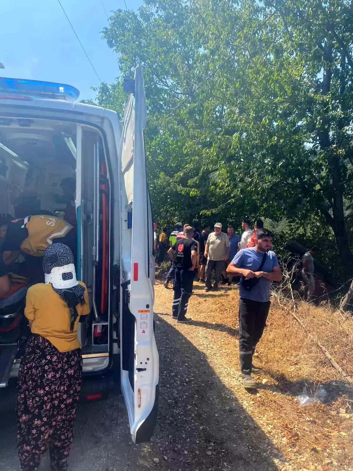 Düzce'de Fındık İşçilerini Taşıyan Traktör Devrildi: 4 Yaralı