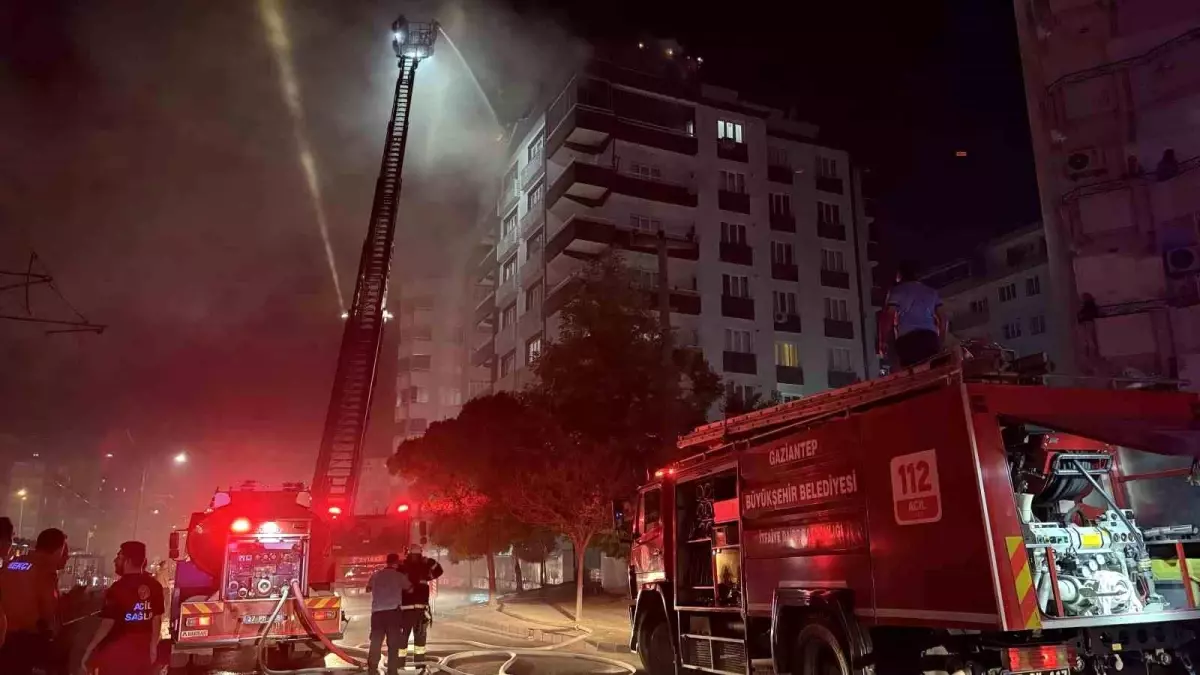 Gaziantep'te 7 Katlı Binanın Terasında Yangın Çıktı