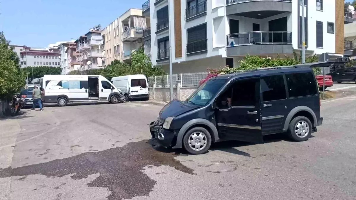 Manavgat'ta Trafik Kazası: 4 Yaralı
