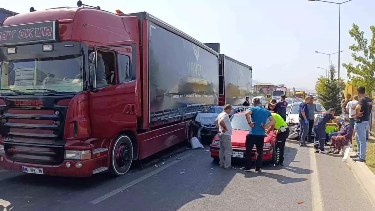 İnegöl’de Zincirleme Trafik Kazası: 2 Yaralı İnegöl’de Zincirleme Trafik Kazası: 2 Yaralı
