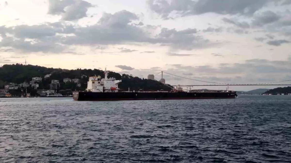 İstanbul Boğazı'nda Petrol Tankeri Makine Arızası Geçirdi