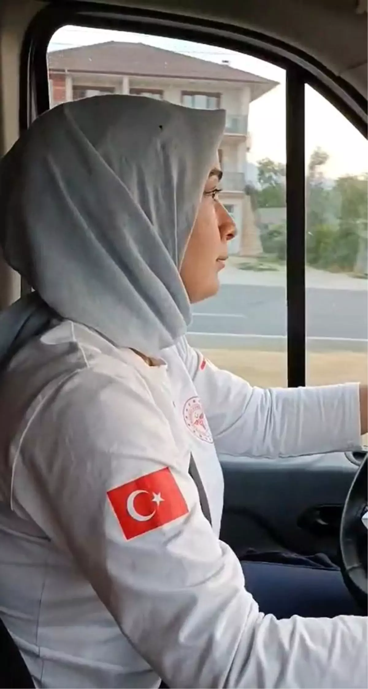 Paramedik Merve Nur Gülyiyen'in Ambulans Sürüşü Takdir Topladı