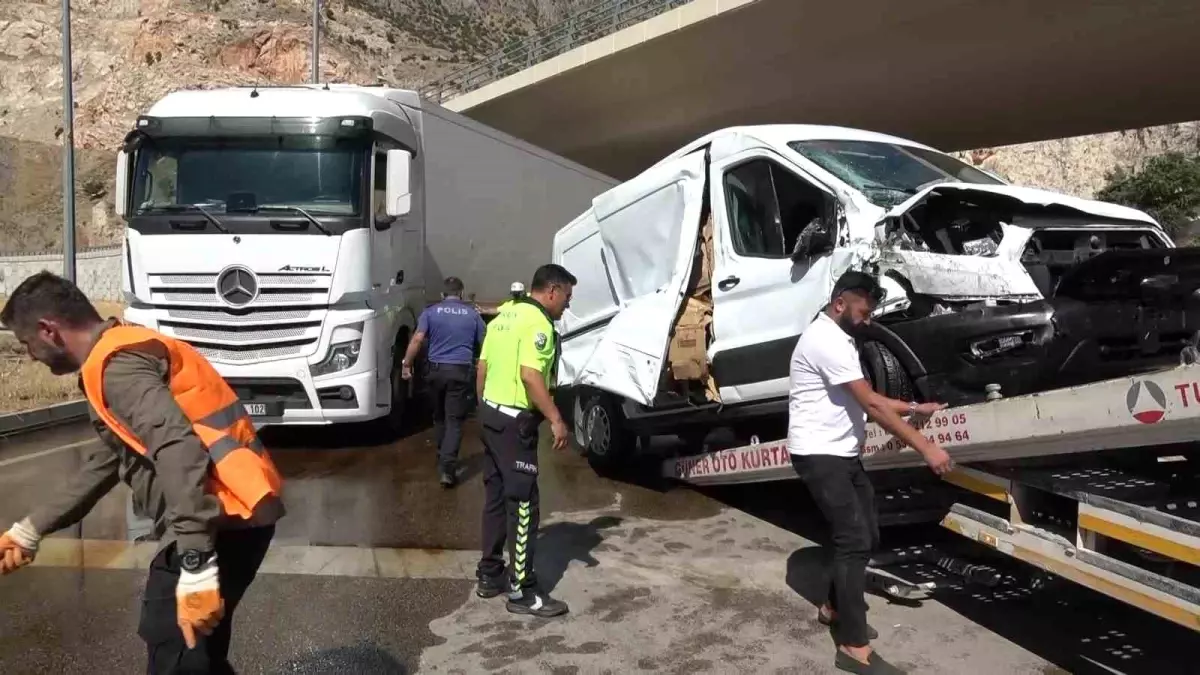 Amasya'da Kamyonet Ila Tır Çarpıştı: Yakıt Sızıntısı Alarmı