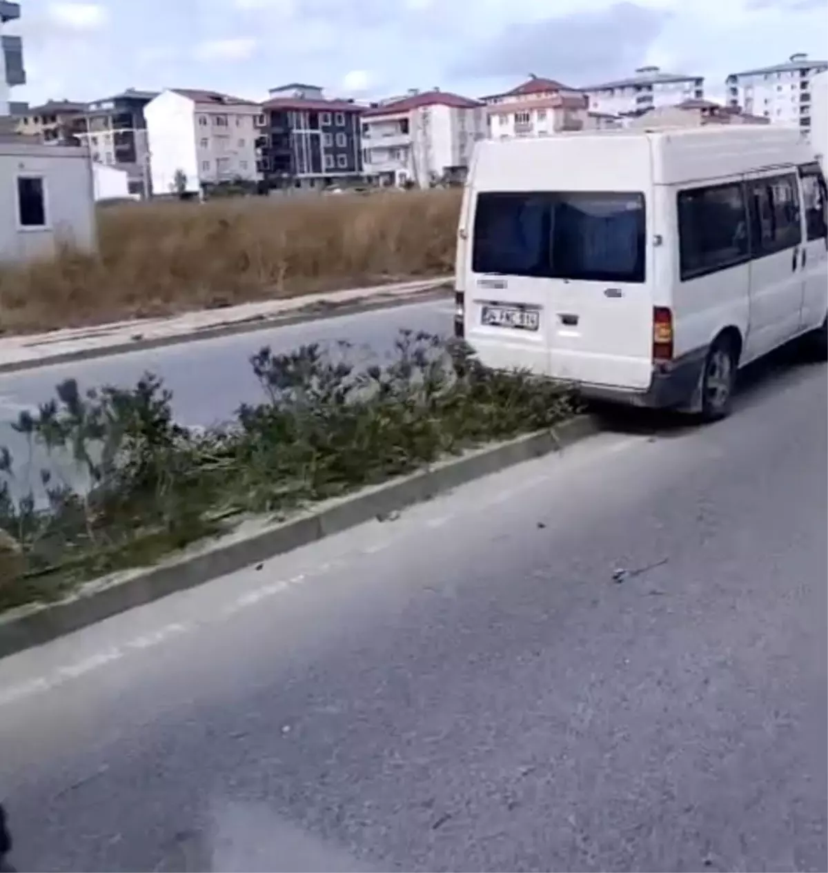 Kapaklı'da Kontrolden Çıkan Minibüs Ağaç ve Aydınlatma Direğini Devrildi