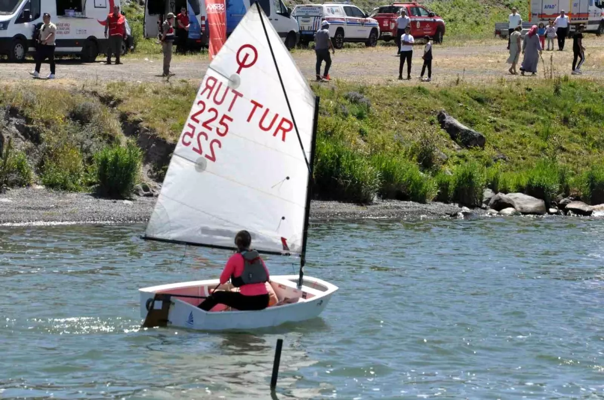 Çıldır Gölü'nde Yelken Sporları ile Kış Turizmi Canlanıyor