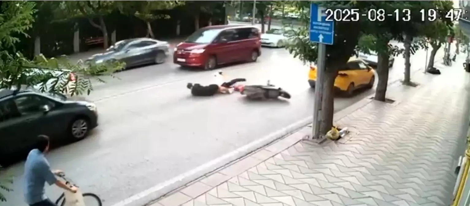 Eskişehir'de Kasksız Yolcu Taşıyan Sürücünün Kaza Anı Kamerada