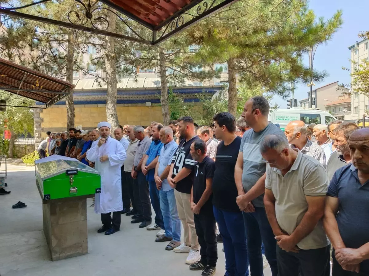 Erzurum'daki Trafik Kazasında Hayatını Kaybeden Genç Kız, Kırşehir'de Defnedildi