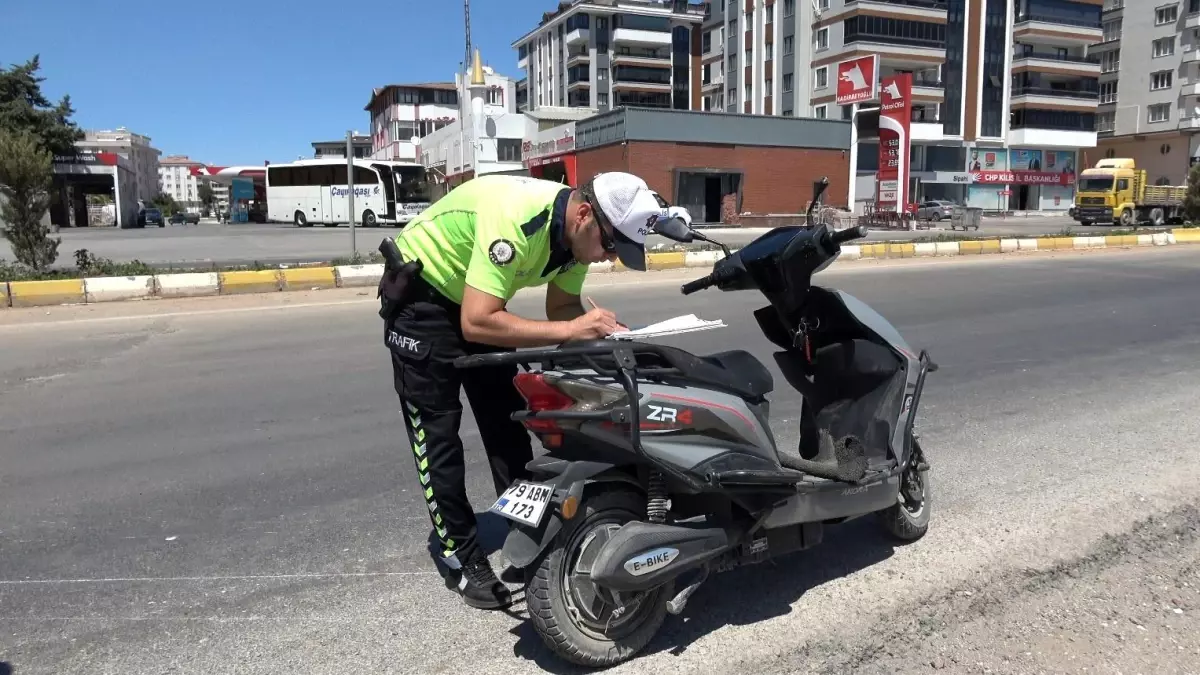 Kilis'te Otomobilin Motosiklete Çarpması Sonucu İki Yaralı
