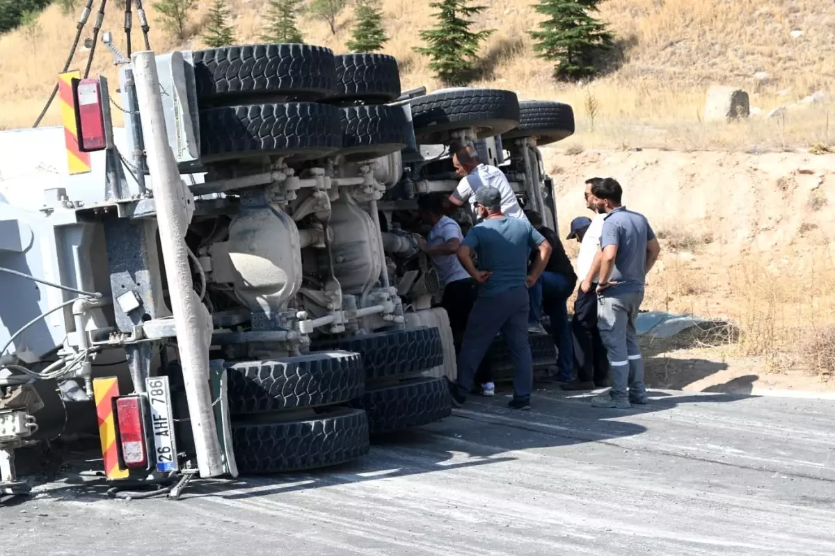 Eskişehir'de Beton Mikserinin Devrilmesi Sonucu Trafik Kazası