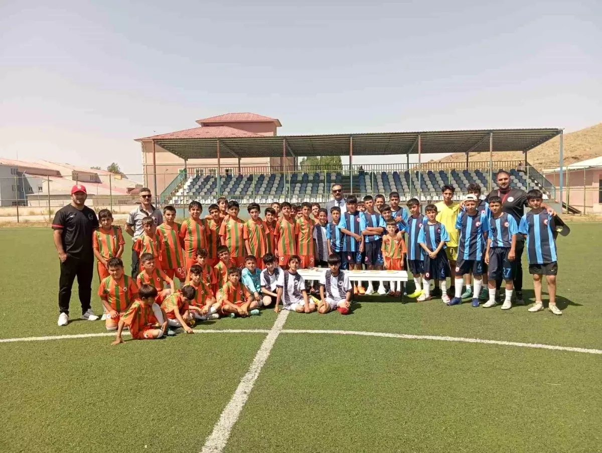 Van'da Gençlik ve Spor Müdürü Aksoy, Minik Sporcularla Buluştu