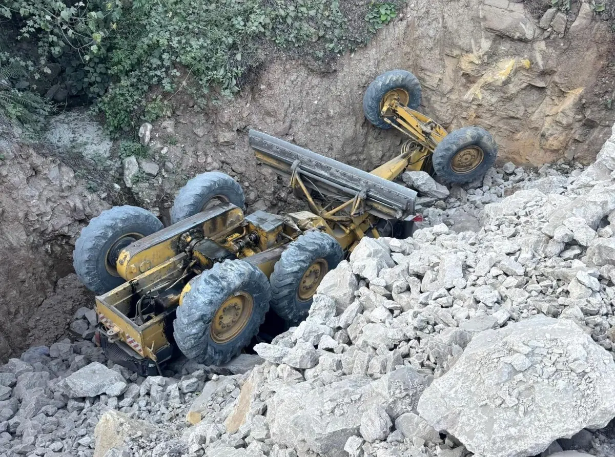 Freni Patlayan İş Makinesi Otomobille Çarpışıp Uçuruma Yuvarlandı