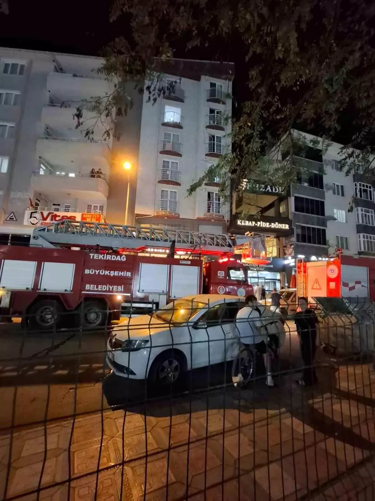 Tekirdağ'da Restoran Yangını Kontrol Altına Alındı
