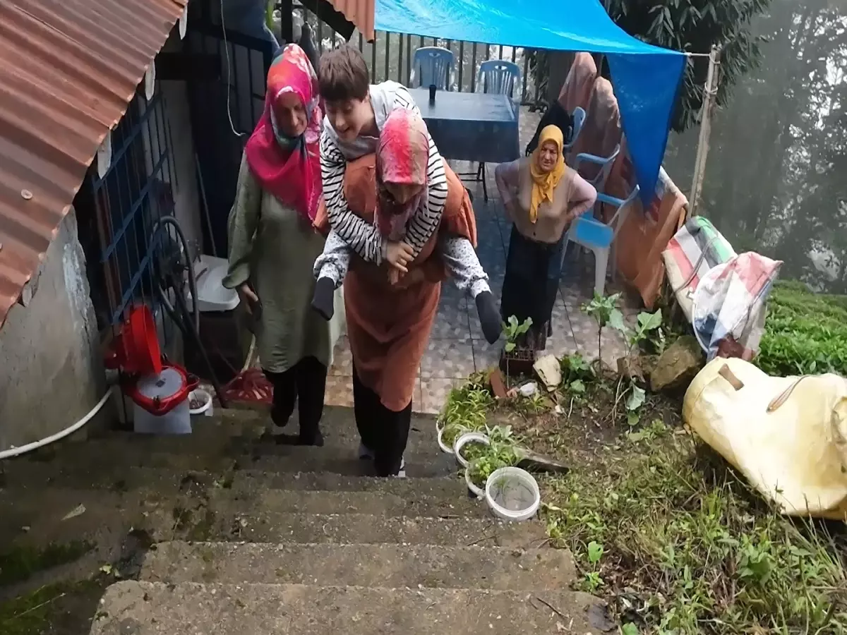 Rize'de Down Sendromlu Çocuğa Ulaşım Zorluğu: Anne ve Teyze Yardımlaşıyor