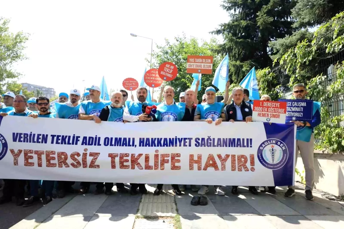 Sağlık-Sen, Toplu Sözleşme Teklifine Karşı Oturma Eylemi Gerçekleştirdi