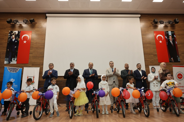 Şanlıurfa Büyükşehir Belediyesi 700 bisikletle Kur'an kursu öğrencilerine unutulmaz sevinç yaşattı Şanlıurfa Büyükşehir Belediyesi 700 bisikletle Kur'an kursu öğrencilerine unutulmaz sevinç yaşattı