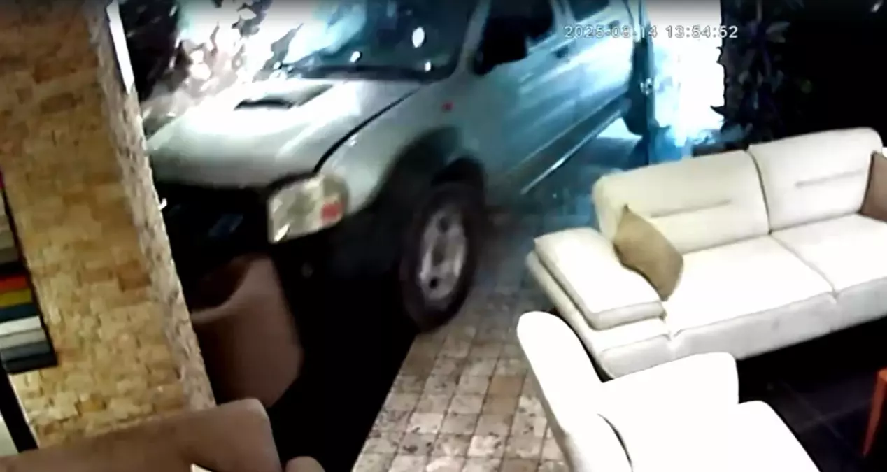 Manisa'da Kamyonet Mobilya Mağazasına Girdi: İki Yaralı
