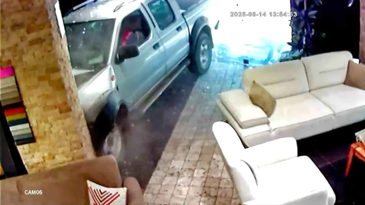 Manisa'da Tansiyonu Düşen Sürücünün Aracı Mobilya Mağazasına Girdi