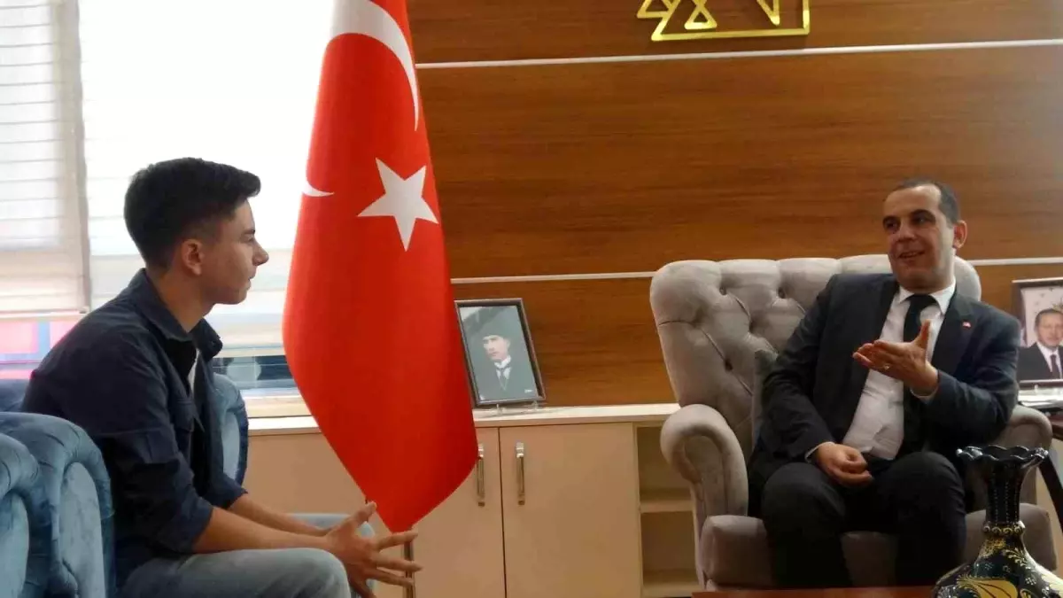 Türk bayrağı hassasiyetiyle yürekleri ısıtan çocuk: 'Her gördüğüm bayrağı düzeltiyordum'