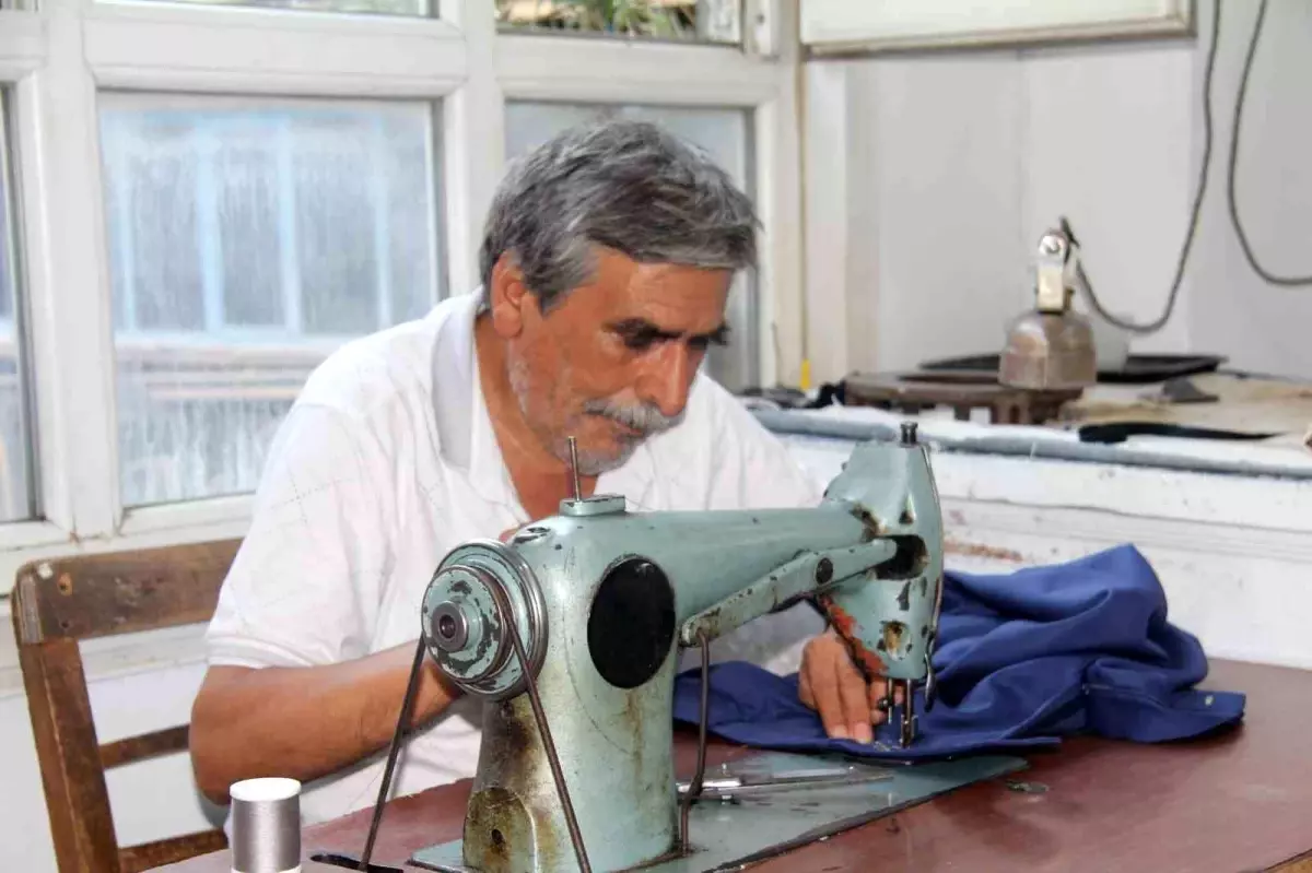 60 Yıldır Terzilik Yapan Mehmet Ali Kılıç, Antika Makinesiyle Göz Dolduruyor