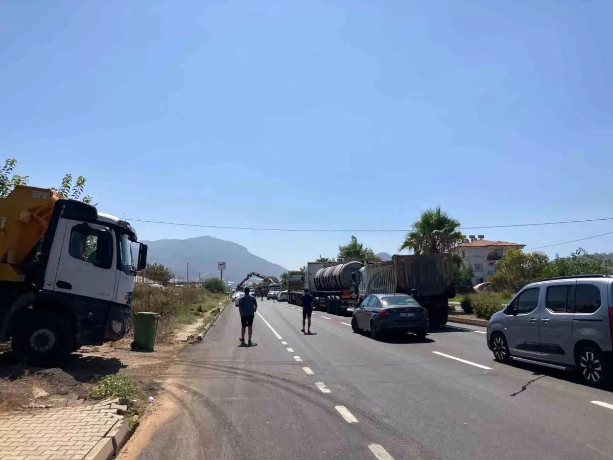 Antalya'da Kamyon Direğe Çarptı, Yol Ulaşıma Kapandı
