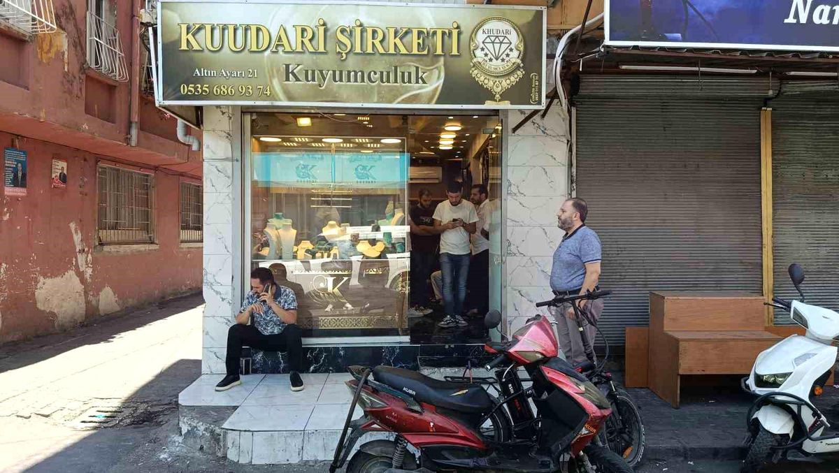 Adana'da Kuyumcuya Silahlı Saldırı: 1 Kilogram Altın Çalındı