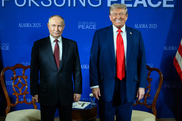 Historic images in Alaska! Trump and Putin side by side after 6 years