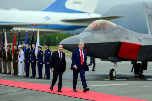 Historic images in Alaska! Trump and Putin side by side after 6 years