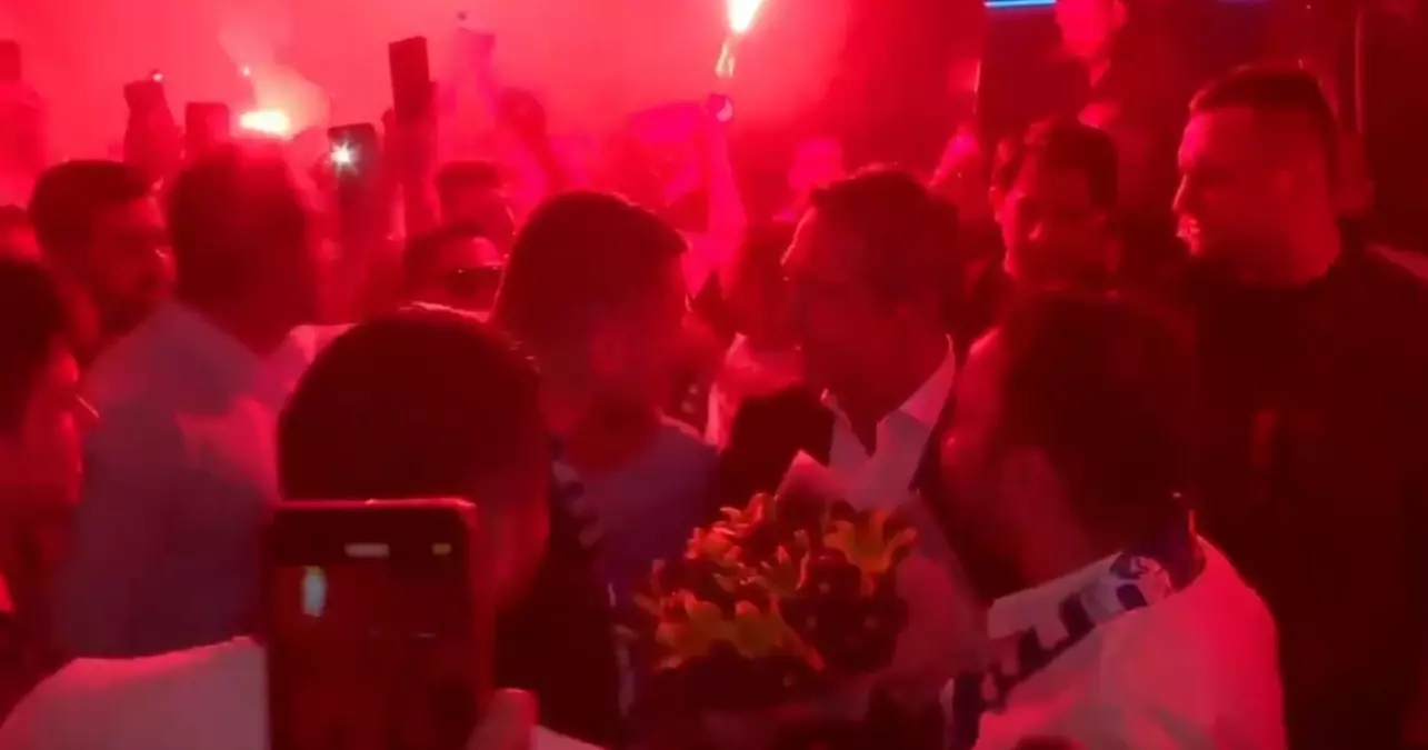 Ali Koç'a meşaleli karşılama! Söylenen o beste dikkat çekti