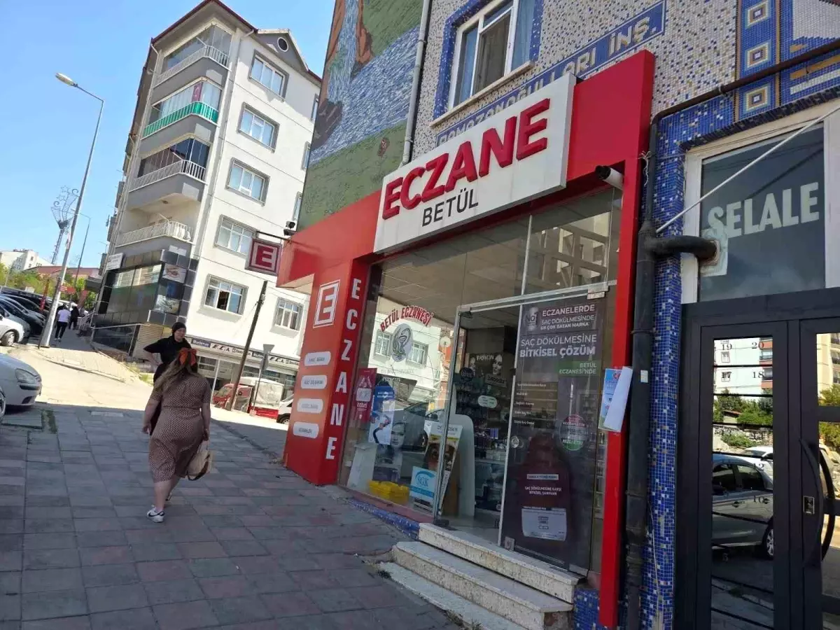 Ankara'da Eczaneye Otomobil Çarpması: Can Kaybı Yok
