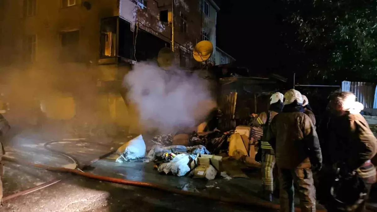 Avcılar'da Çorap Atölyesinde Yangın Çıktı