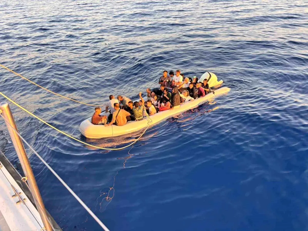 İzmir'de Düzensiz Göçmenleri Taşıyan Bot Batma Tehlikesi Geçirdi