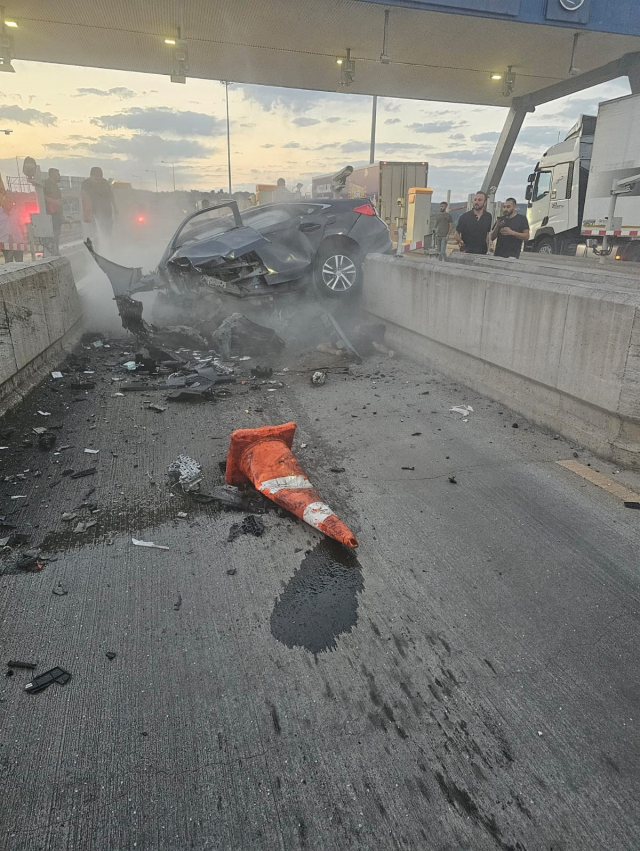 beton bariyerlere carpan arac hurdaya dondu 18948586 6172 m